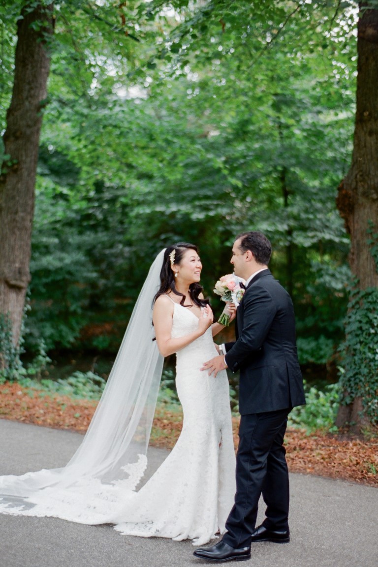 Bruidegom en bruid first look - weddingplanner Weddingbliz